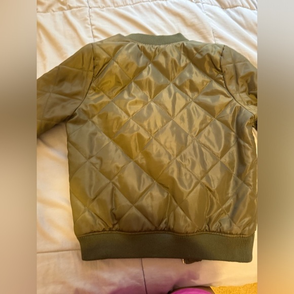 Trendy Olive Green Quilted Bomber Jacket with Zip Pockets - Picture 6 of 8